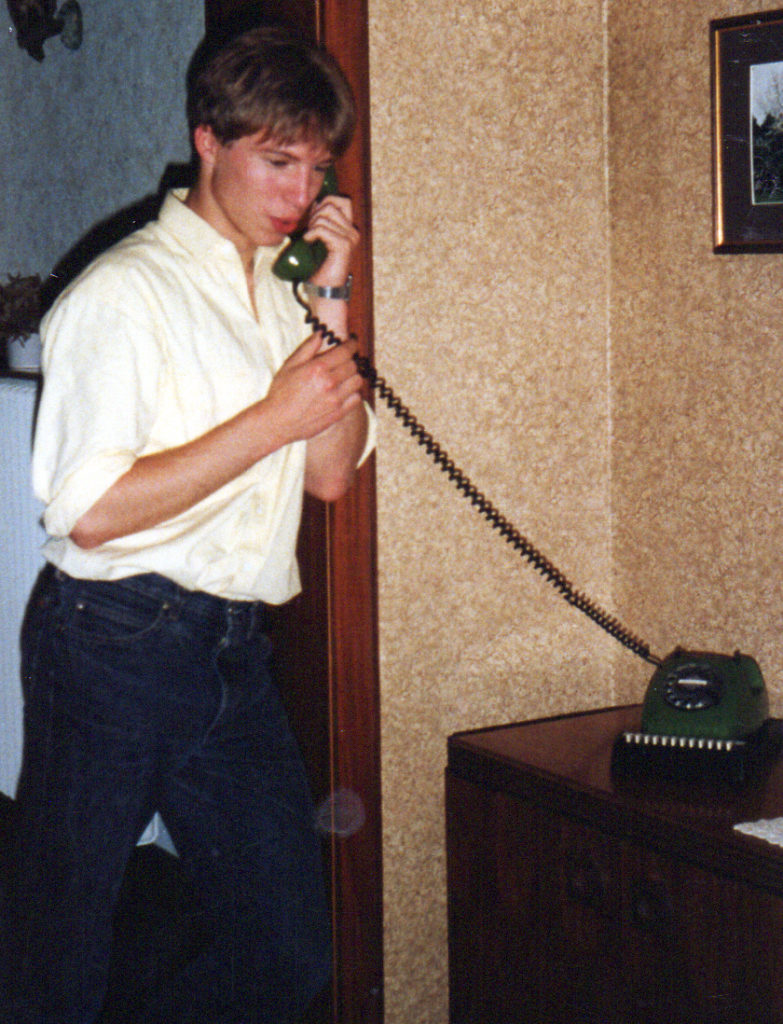 Herr Diekmann am schönen opalfarbenen Telefon.