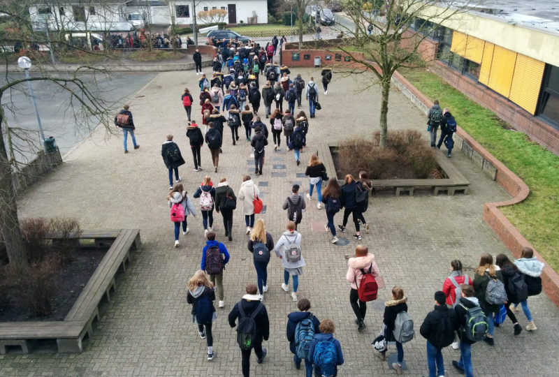 Schüler stürmen über den Schulhof